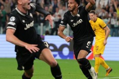 皇马5000万欧元报价拜仁中卫替补锋霸